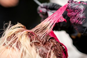 Diferentes tonos de cabello mostrando variedad y estilo.