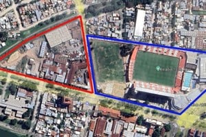 En azul, delimitado el actual terreno del club. En rojo, el reclamo por los terrenos de la Maestranza. Crédito: Google Maps/“Reparación histórica”