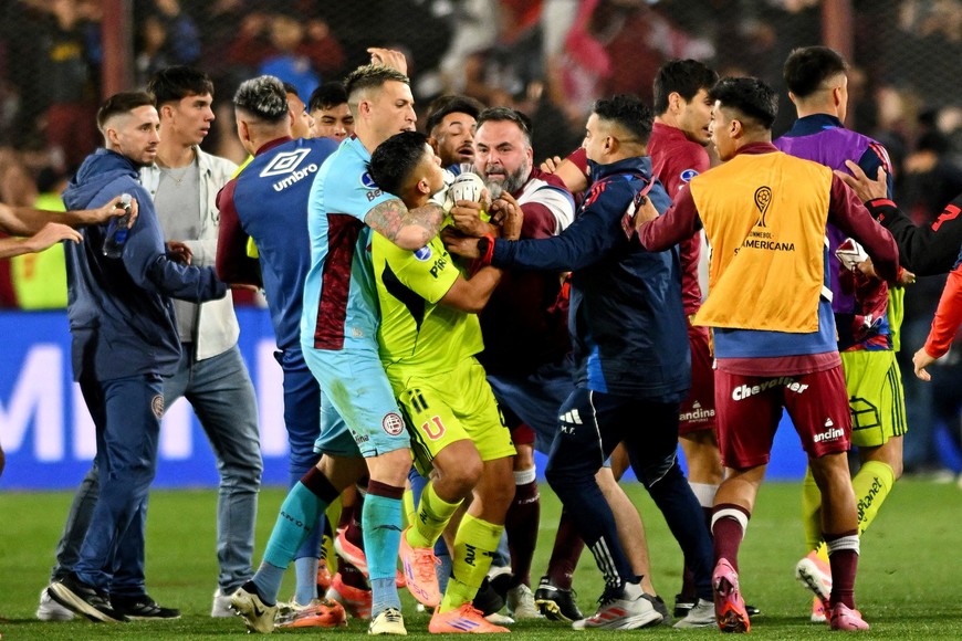 Soccer Football - Copa Sudamericana - Semi Final - Second Leg - Lanus v Universidad de Chile - Estadio Ciudad de Lanus - Nestor Diaz Perez, Lanus, Argentina - October 30, 2025 
Players clash after the match REUTERS/Rodrigo Valle
