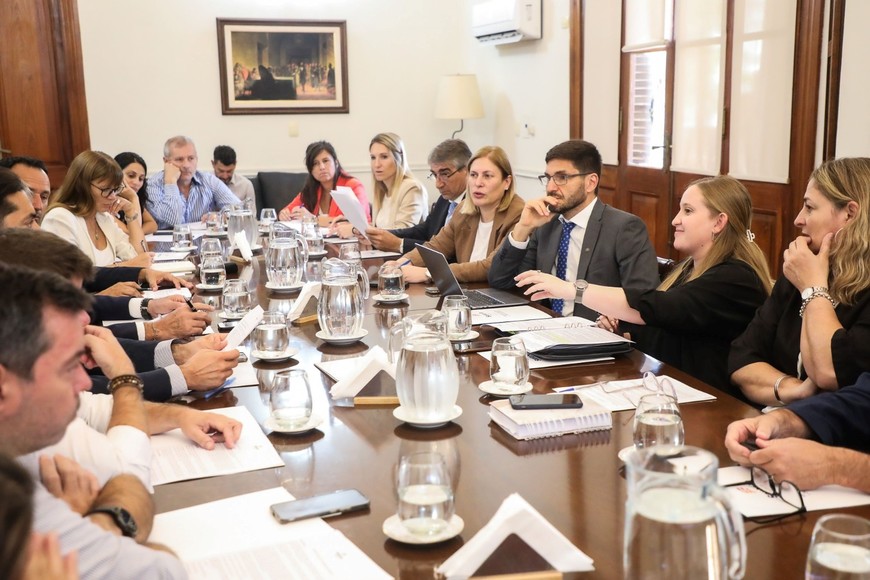 Junto a su gabinete, el gobernador Maximiliano Pullaro ratificó el rumbo de la gestión, siempre sujeto a correcciones y mejoras, sobre la base de un fuerte trabajo territorial.