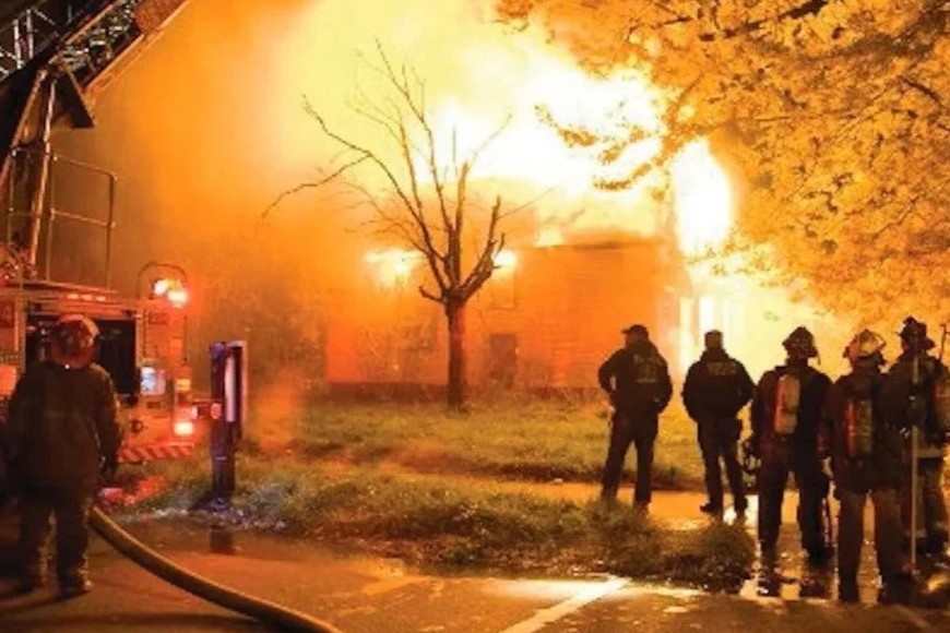 Hubo un tiempo en que esta fecha estuvo asociada al miedo, los incendios y el caos urbano.