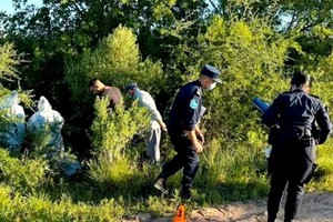 La Policía comenzó con rastrillajes de toda la zona para obtener otros elementos de interés en la causa.