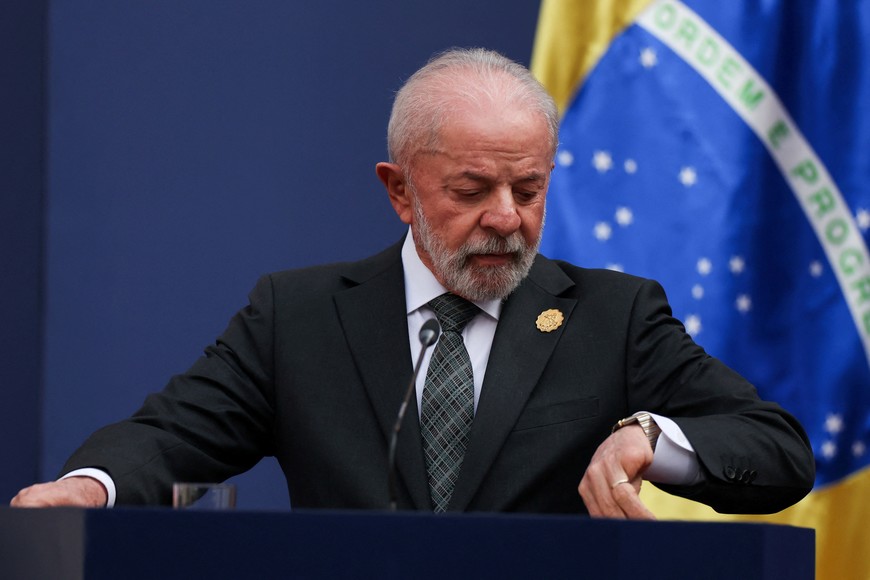 Brazil's President Luis Inacio Lula da Silva looks at his watch during a joint statement with Chile's President Gabriel Boric, Uruguay's President Yamandu Orsi, Spain's Prime Minister Pedro Sanchez and Colombia's President Gustavo Petro (not pictured) as they attend a meeting called "Democracy Always," in Santiago, Chile July 21, 2025. REUTERS/Pablo Sanhueza