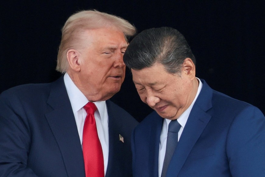 U.S. President Donald Trump and Chinese President Xi Jinping talk as they leave after a bilateral meeting at Gimhae International Airport, on the sidelines of the Asia-Pacific Economic Cooperation (APEC) summit, in Busan, South Korea, October 30, 2025. REUTERS/Evelyn Hockstein