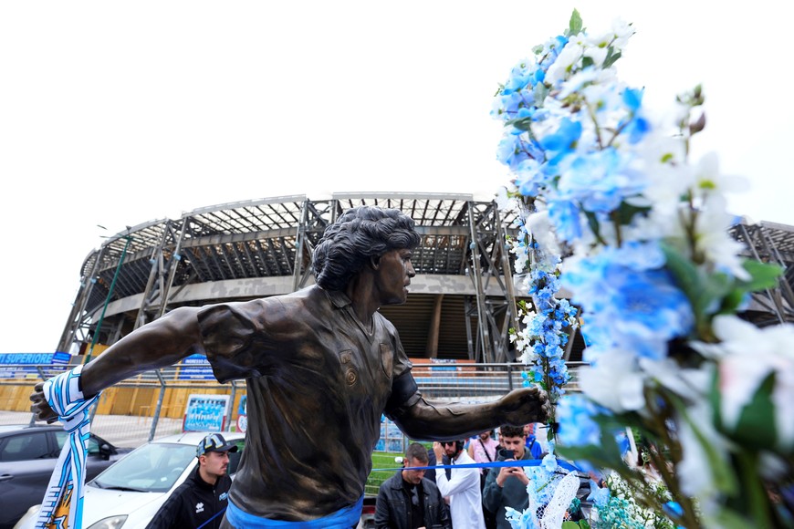 Soccer Football - Statue of Diego Maradona tours Naples on 65th birthday of late football legend - Stadio Diego Armando Maradona, Naples, Italy - October 30, 2025
The statue of Diego Maradona arrives at the stadium after the city tour to commemorate his 65th birth anniversary REUTERS/Matteo Ciambelli