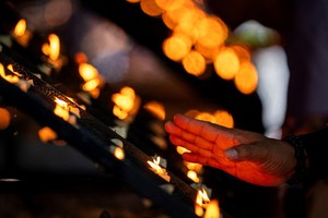 La fecha reúne actos litúrgicos y costumbres locales que varían según el país.