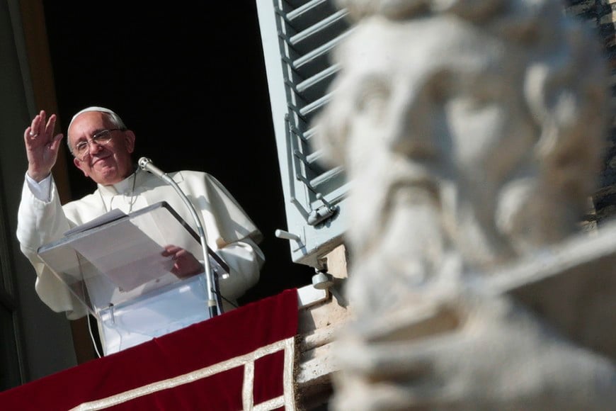 Pope Francis leads the Angelus prayer to celebrate All Saints' Day in Saint Peter's Square at the Vatican November 1, 2013. REUTERS/Tony Gentile (VATICAN - Tags: RELIGION) vaticano roma italia papa francisco celebracion del dia de todos los santos rezo del angelus sumo pontifice