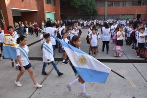 Portar la bandera patria, un orgullo para los alumnos. Crédito: Archivo Flavio Raina