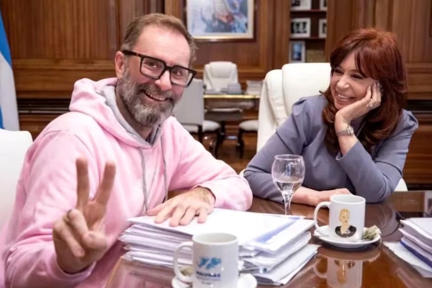 Juan Carlos Molina, ganador de una de las bancas en juego, junto a Cristina Kirchner