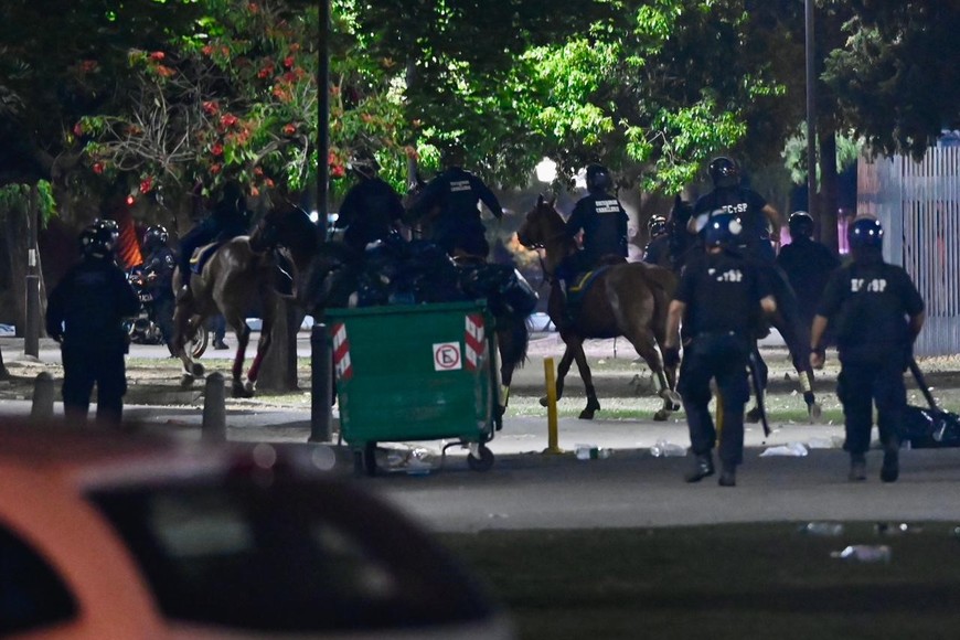 Incidentes entre los hinchas de Newell´s y la policía en Rosario. Foto: Marcelo Manera