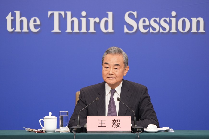 (250307) -- BEIJING, 7 marzo, 2025 (Xinhua) -- El ministro de Relaciones Exteriores chino, Wang Yi, también miembro del Buró Político del Comité Central del Partido Comunista de China, asiste a una conferencia de prensa sobre la política exterior y las relaciones exteriores de China en el marco de la tercera sesión de la XIV Asamblea Popular Nacional (APN), en Beijing, capital de China, el 7 de marzo de 2025. (Xinhua/Liu Dawei) (jg) (da) (ce)