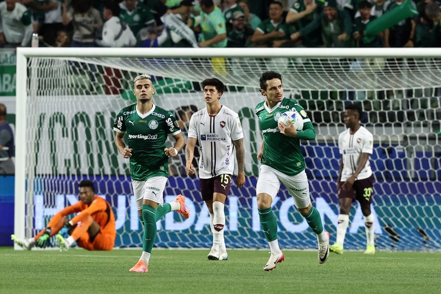 Soccer Football - Copa Libertadores - Semi Final - Second Leg - Palmeiras v LDU Quito - Allianz Parque, Sao Paulo, Brazil - October 30, 2025
Palmeiras' Raphael Veiga celebrates scoring their third goal REUTERS/Amanda Perobelli