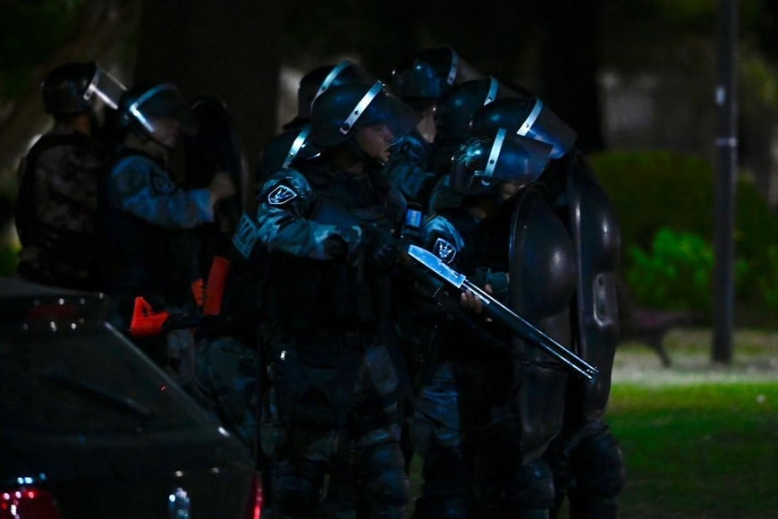 Incidentes entre los hinchas de Newell´s y la policía en Rosario. Foto: Marcelo Manera