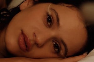 Rosalía en el videoclip de Berghain”, anticipo de su nuevo disco “Lux”