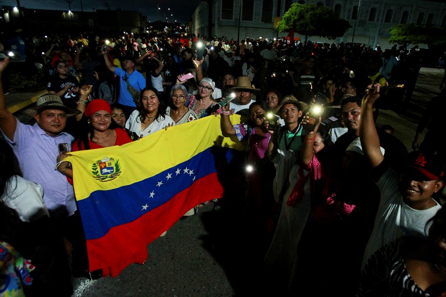 Pro-government supporters hold a Venezuelan flag during a demonstration in support of peaceful relations between Venezuela and Trinidad and Tobago, and in opposition to external interference, in Maracaibo, Venezuela, October 30, 2025. REUTERS/Isaac Urrutia