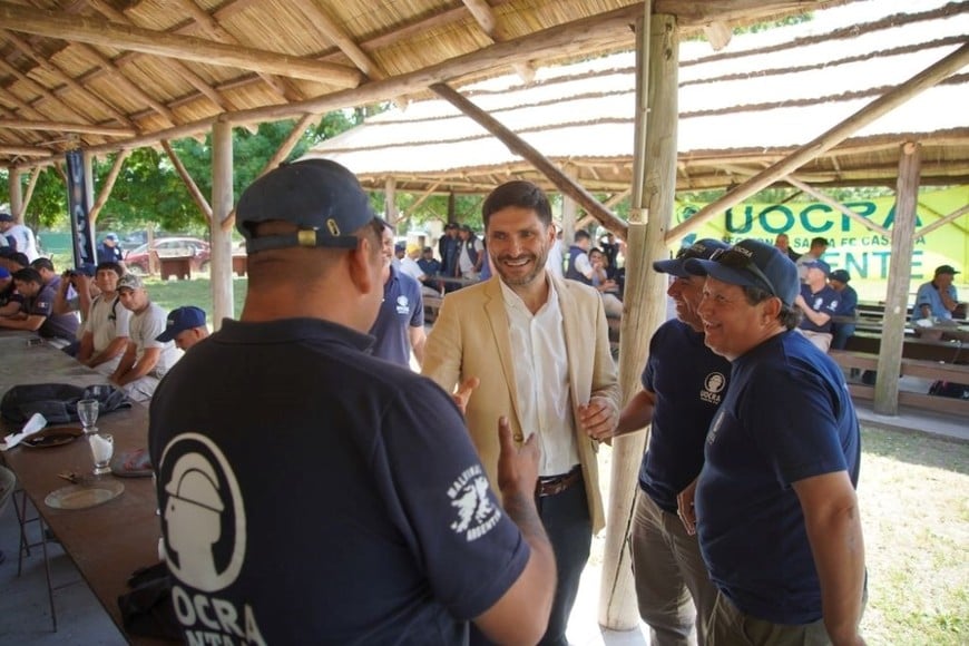 El gobernador compartió el tradicional asado de la UOCRA junto a obreros y empresarios de la construcción. Foto: Fernando Nicola