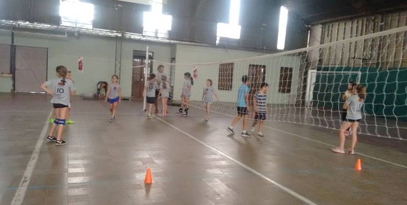 En el ideal, todos los niños y adolescentes deberían tener garantizados los 60 minutos de actividad física diaria. Foto: EL Litoral