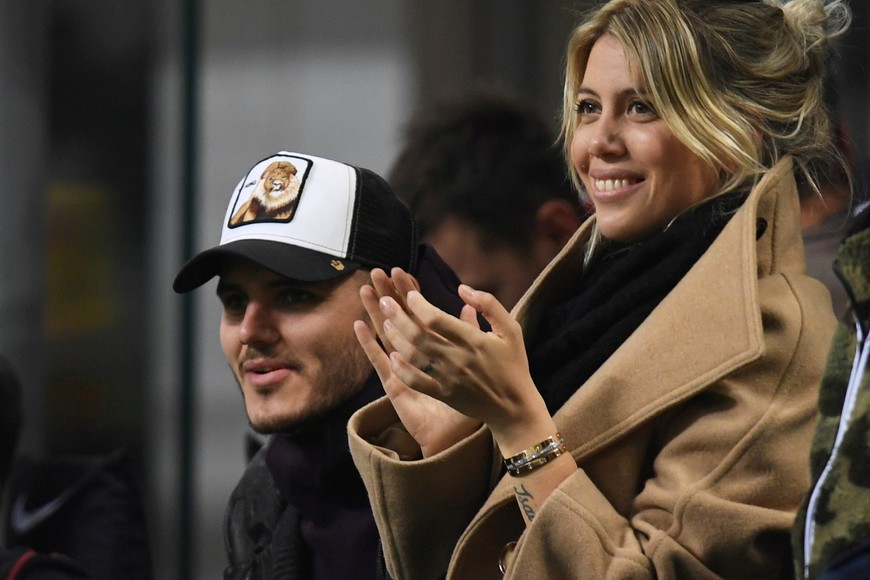 Soccer Football - Serie A - Inter Milan v Sampdoria - San Siro, Milan, Italy - February 17, 2019  Inter Milan's Mauro Icardi with his wife Wanda Nara in the stands  REUTERS/Daniele Mascolo italia mauro icardi wanda nara campeonato torneo liga italiano italiana futbol futbolistas partido inter Sampdoria