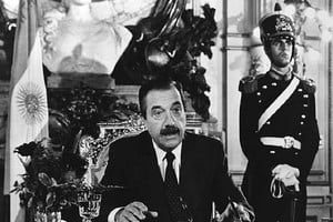 Pasó en Argentina. 25 de octubre de 1985, hace poco más de cuarenta años. El entonces presidente Raúl Alfonsín anuncia oficialmente la firma del decreto creado para desarticular un supuesto golpe de Estado cívico-militar.