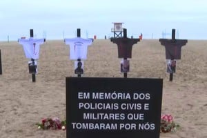 Tributo en las playas de Copacabana a los policías muertos en el enfrentamiento con el Comando Vermelho.