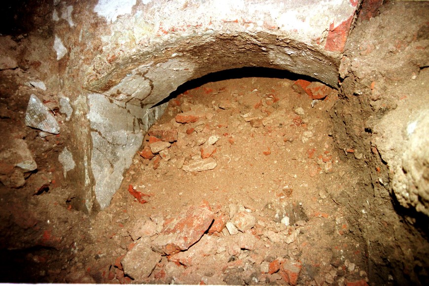 En Casa de Gobierno se encontró el portal de acceso a un supuesto túnel. La foto es de 1999. Crédito: Flavio Raina.