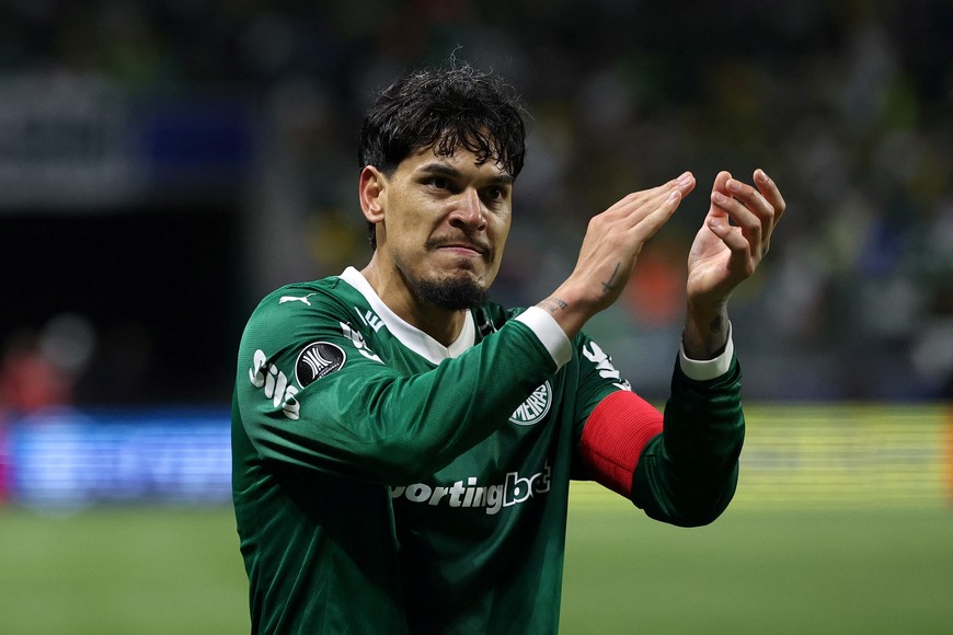 Soccer Football - Copa Libertadores - Semi Final - Second Leg - Palmeiras v LDU Quito - Allianz Parque, Sao Paulo, Brazil - October 30, 2025
Palmeiras' Gustavo Gomez celebrates after the match REUTERS/Amanda Perobelli