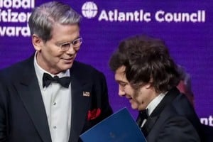 Ayuda "constante y sonante". Javier Milei junto al secretario del Tesoro de Estados Unidos, Scott Bessent.