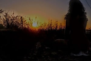 Nunca había visto cómo hacían las mujeres para tratar sus largos cabellos, naturalmente lacios, para dejarlos con brillo y rizados.