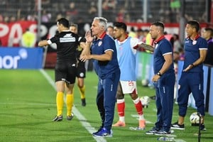 Leo Madelón y sus gritos para ordenar a un equipo que estuvo compacto y firme para defender la diferencia que sacó a su favor en el primer tramo del partido en el Coloso, donde volvió a ganar después de 23 años.