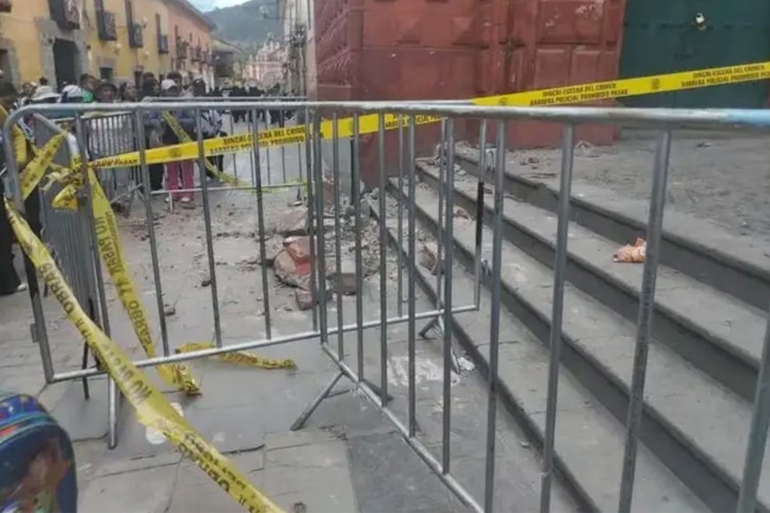 La víctima estaba haciendo la fila para ingresar a un banco ubicado junto al templo.