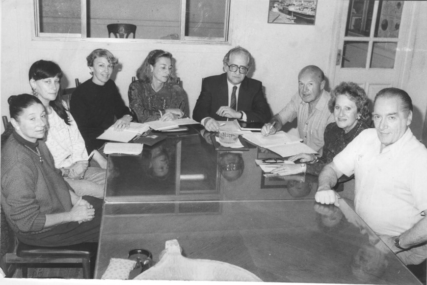 Una de las comisiones directivas de la institución en sus setenta años de vida. De izquierda a derecha: Nora Didier, Marta Rodil, Teresita Giusiani, José Luis Vittori (presidente), Jorge Hernández, Catalina Pistone y Miguel Ángel Zanelli.