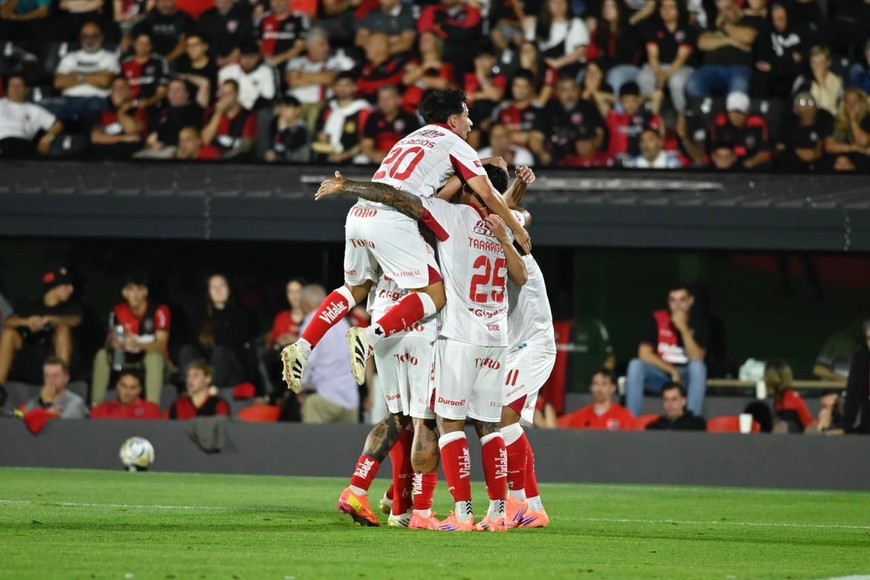 El festejo de los jugadores de Unión en un Coloso con más de 30.000 personas. Fue un buen triunfo del equipo de Madelón, con 25 minutos iniciales buenos y el resto con predisposición para luchar y defender la ventaja.
