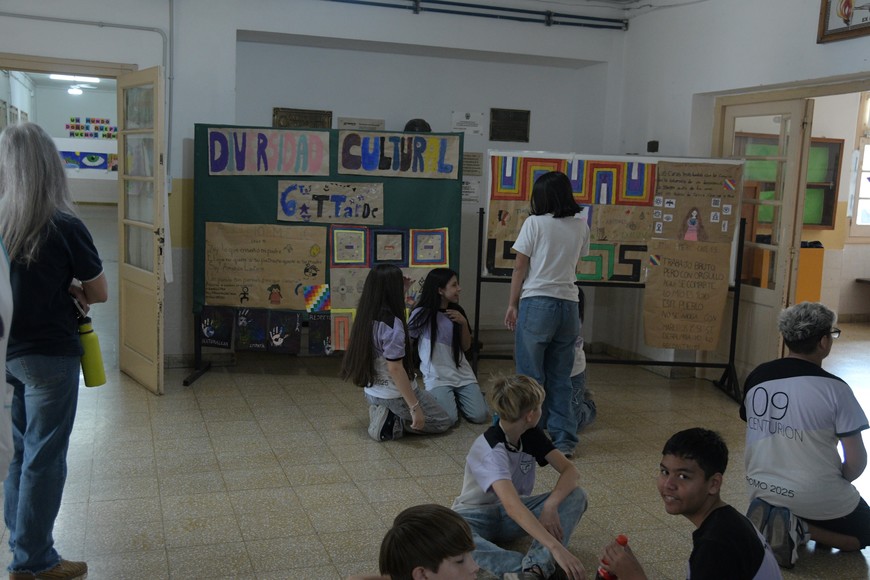 En la cartelera los chicos de 6to grado plasmaron sus reflexiones sobre el Día de la Diversidad Cultural. Foto: El Litoral