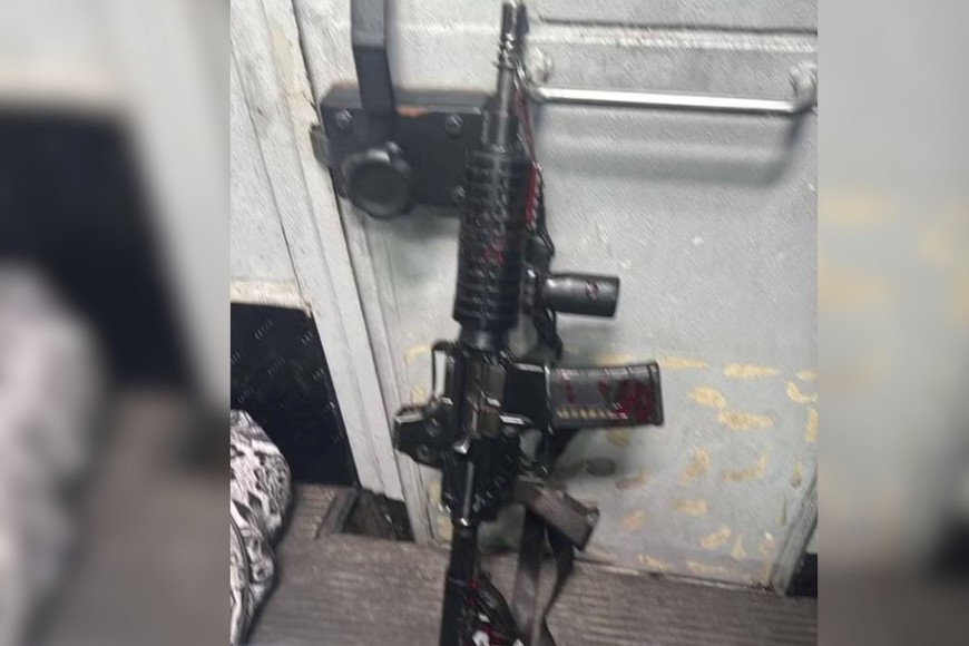 La policía desplegó un operativo para controlar el tráfico y acordonar la zona.