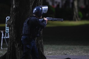 Incidentes entre los hinchas de Newell´s y la policía en Rosario. Foto: Marcelo Manera