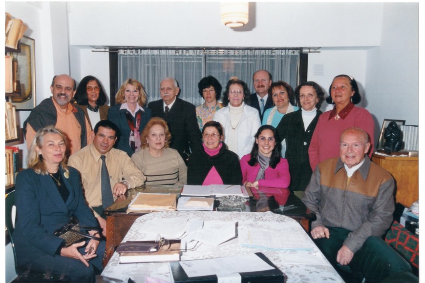 Reunión por el 50º Aniversario de la entidad, en la que puede apreciarse la presencia de muchos miembros históricos de la ASDE. Preside Nora Didier.