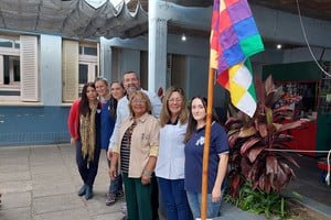 Adela Charquía entregó la bandera a las autoridades de la escuela Moreno. A su lado el director Rafael Bono y docentes. Foto: Gentileza