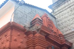 La cornisa de la fachada del templo se desprendió y provocó el desastre.