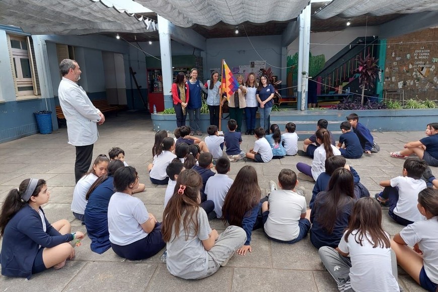 Los chicos de 4to grado conocieron el significado de la bandera Wiphala. 