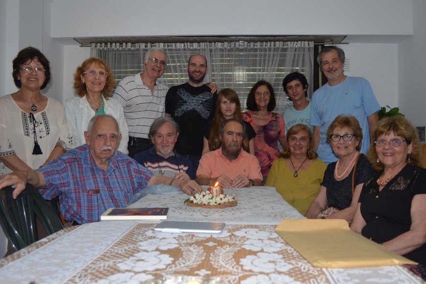 "Paseo Literario" en la sede de la ASDE con la participación de escritores invitados e integrantes de la comisión directiva. Preside Danilo Doyharzábal.