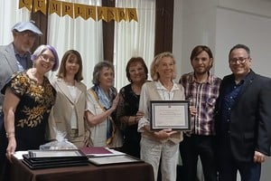 Cena por el 70º Aniversario. Miguel Ángel Dalla Fontana, Trudy Pocoví, Jorgelina Garrote, Maria Luisa Ferraris, Adriana Crolla, Leonel Álvarez y Jorge Roldan hacen entrega de una distinción a la ex presidenta Estrella Quinteros.