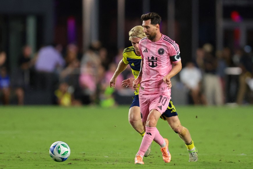 Oct 24, 2025; Fort Lauderdale, Florida, USA; Inter Miami CF forward Lionel Messi (10) passes the ball against Nashville SC during the second half at Chase Stadium. Mandatory Credit: Sam Navarro-Imagn Images