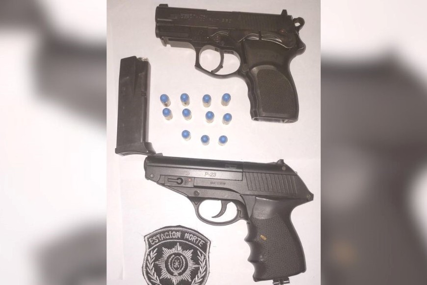 Los uniformados incautaron pistolas y municiones. Foto: El Litoral