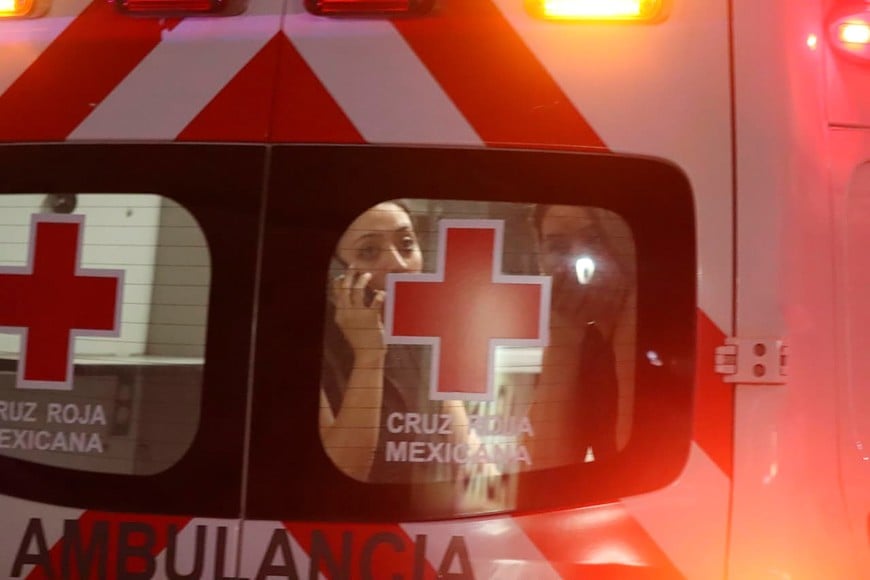 (251101) -- HERMOSILLO, 1 noviembre, 2025 (Xinhua) -- Imagen cedida por el periódico El Sol de Hermosillo de personas reaccionando en el interior de una ambulancia en el sitio donde se registró un incendio en una tienda comercial, en la ciudad de Hermosillo, en el estado de Sonora, en el norte de México, el 1 de noviembre de 2025. Al menos 20 muertos es el saldo preliminar que dejó la explosión de una tienda de conveniencia ubicada en la ciudad de Hermosillo, en el estado norteño de Sonora, México, informaron el sábado medios locales. (Xinhua/Kimberly Ortega/El Sol de Hermosillo) (ra)