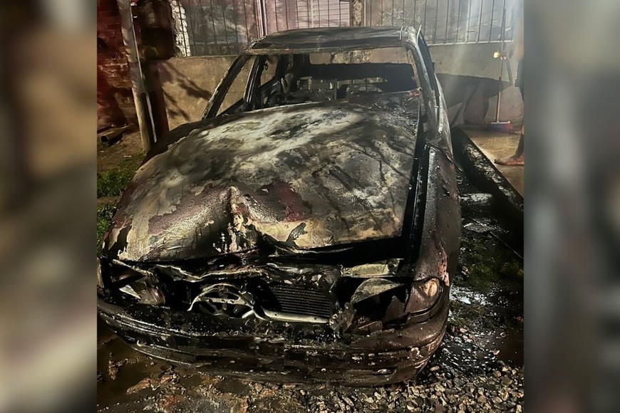 El Chevrolet Opel ardió en calle Estrada al 1600 de Santa Fe. Foto: El Litoral