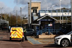 El servicio de emergencias desplegó ambulancias, helicópteros y equipos médicos en la estación. Foto: Reuters