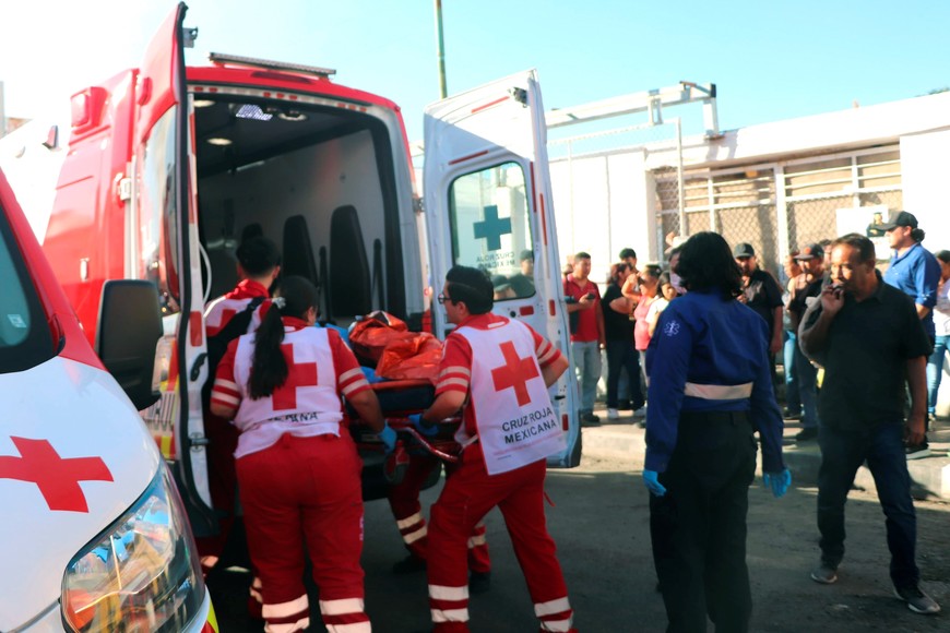 (251101) -- HERMOSILLO, 1 noviembre, 2025 (Xinhua) -- Imagen cedida por el periódico El Sol de Hermosillo de paramédicos de la Cruz Roja Mexicana trasladando a una persona en una ambulancia en el sitio donde se registró un incendio en una tienda comercial, en la ciudad de Hermosillo, en el estado de Sonora, en el norte de México, el 1 de noviembre de 2025. Al menos 20 muertos es el saldo preliminar que dejó la explosión de una tienda de conveniencia ubicada en la ciudad de Hermosillo, en el estado norteño de Sonora, México, informaron el sábado medios locales. (Xinhua/Kimberly Ortega/El Sol de Hermosillo) (ra)