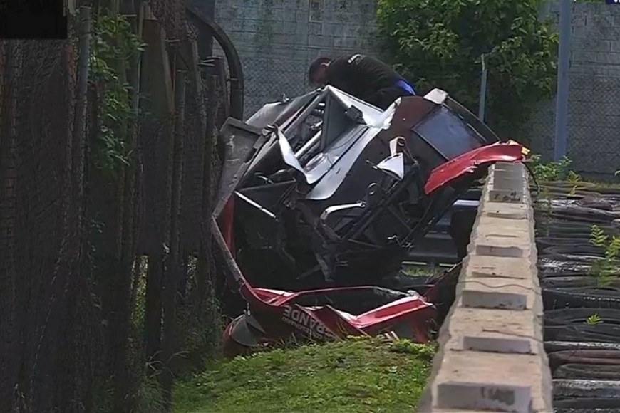 Los equipos de rescate trabajaron durante varios minutos para retirar los restos del vehículo del piloto cordobés.