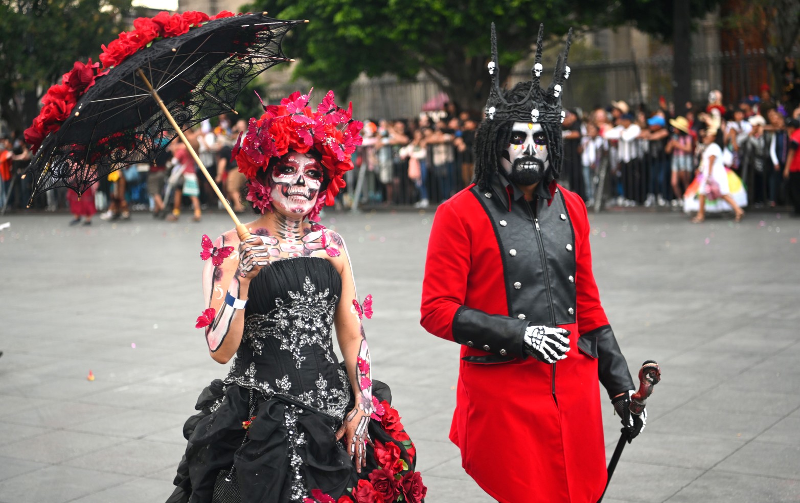 Personas disfrazadas  mientras participan en el Desfile del Día de Muertos, en el centro de la Ciudad de México.