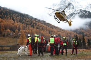 Los rescatistas y las unidades de perros de avalancha fueron transportados en helicóptero a 2600 metros.